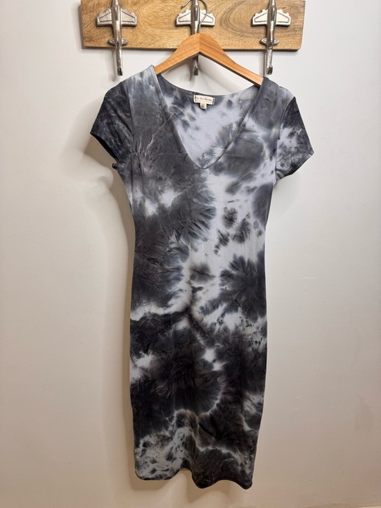 See You Monday Dresses & Skirts - See You Monday Black & White Tie-Dye V-Neck Midi Dress Paramore Hayley Williams